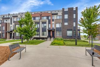 Modern 4BR Townhome Rooftop Terraces Downsview - 1