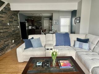Downtown Getaway -3 Bedrooms - 3 Baths - Parking - BBQ - 9