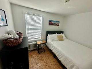 Downtown Getaway -3 Bedrooms - 3 Baths - Parking - BBQ - 7