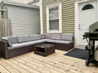 Downtown Getaway -3 Bedrooms - 3 Baths - Parking - BBQ - 6