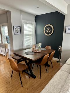Downtown Getaway -3 Bedrooms - 3 Baths - Parking - BBQ - 1