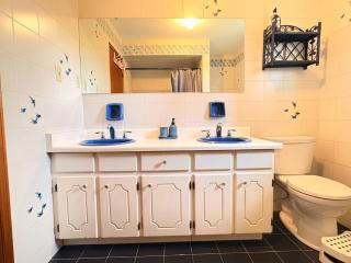 Spacious 2-Bed Room with Private Bathroom - Toronto - 3