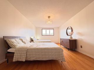 Spacious 2-Bed Room with Private Bathroom - Toronto - 5
