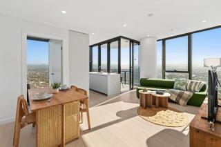Elegant 2BR Broadbeach Island Getaway - 1