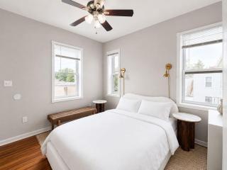 Walk to Yale & Downtown | New Haven Stay - 9