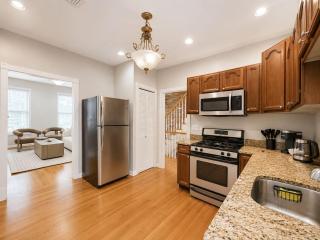 Walk to Yale & Downtown | New Haven Stay - 8