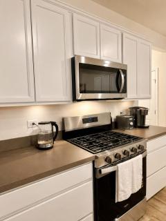 Designer Home, 3BR, Fast WiFi, Close to Naperville Downtown - 3