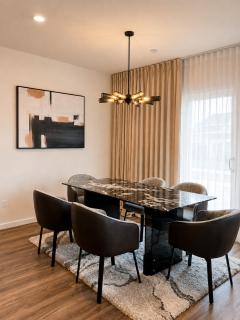 Designer Home, 3BR, Fast WiFi, Close to Naperville Downtown - 2