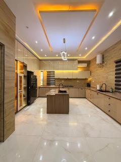 Luxury 4BR in Lekki Phase with Rooftop & Gym - 1