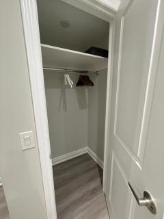 The Scarlet Retreat - Spacious 2-Bedroom Private Suite - 1