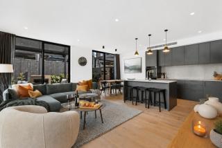 Modern Villa · Outdoor Fireplace . Mountain Views - Wanaka - 6