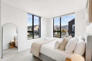 Modern Villa · Outdoor Fireplace . Mountain Views - Wanaka - 4