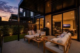 Modern Villa · Outdoor Fireplace . Mountain Views - Wanaka - 2