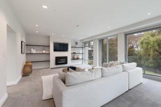 Executive Living Space on Avon River - 9