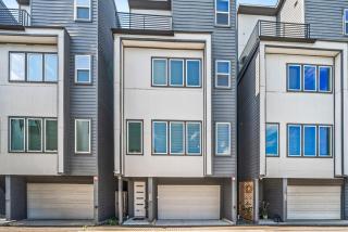 Modern EaDo Stay w Rooftop and Garage - 8