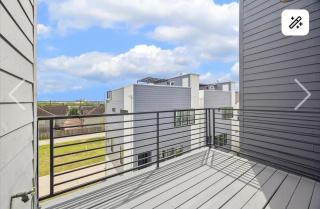 Modern EaDo Stay w Rooftop and Garage - 5