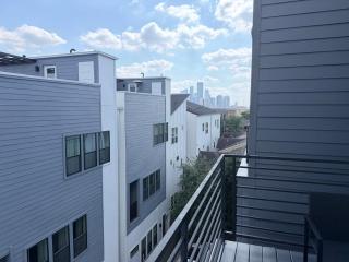 Modern EaDo Stay w Rooftop and Garage - 4