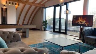 Penthouse with Pool Table and Balcony - 7