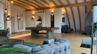 Penthouse with Pool Table and Balcony - 6