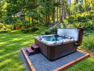 Log Cabin at Rainier Lodge (0.4 miles from entrance) - 6