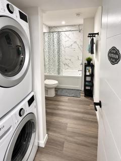Prime Location, beautiful modern one bedroom spacious suite few minutes to West Edmonton Mall and Enoch Cree Casino - 1