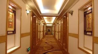 Golden Lustre Hotel - 9