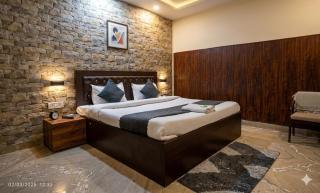 Revking--Hotel Relax Stay 2 Min Walk From Karkarduma Court Delhi Metro Station - 1