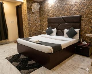 Revking--Hotel Star X Stay -2 Min Walk From karkardooma court metro station - 3