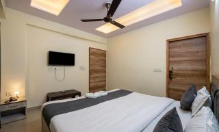 Revking--Hotel Star X Stay -2 Min Walk From karkardooma court metro station - 4
