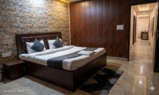 Revking--Hotel Star X Stay -2 Min Walk From karkardooma court metro station - 5