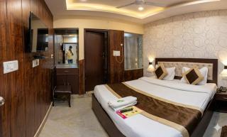 Revking--Hotel Star X Stay -2 Min Walk From karkardooma court metro station - 9