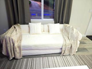 Renovated 2BR Home, Private Patio, Sleeps 6 - 9