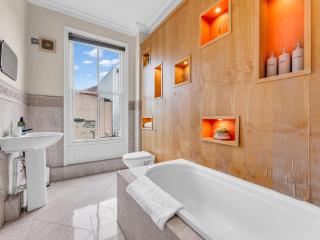 Luxury 3 Bed Apartment, Gated Parking, City Centre - 7