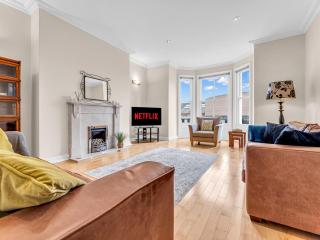 Luxury 3 Bed Apartment, Gated Parking, City Centre - 4