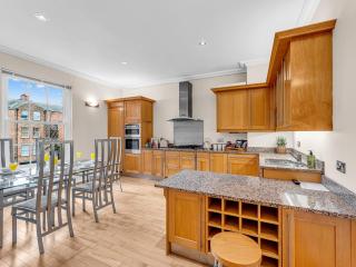 Luxury 3 Bed Apartment, Gated Parking, City Centre - 8