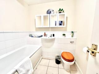 Ashford 3BR with en-suite and Free Parking - 4