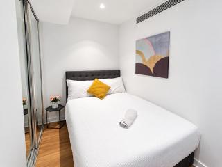 Modern Southbank Oasis 2BR with Resort Amenities and Stunning Balcony Views - 5