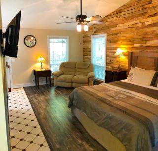 Ozark Spring Cabin 02 Cliff Side-King Bed Spa Tub - 5
