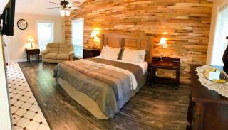 Ozark Spring Cabin 02 Cliff Side-King Bed Spa Tub - 4