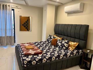 Cozy Furnished Single Rooms with shared Kitchen & Dining near GT road, Free Wifi - 1