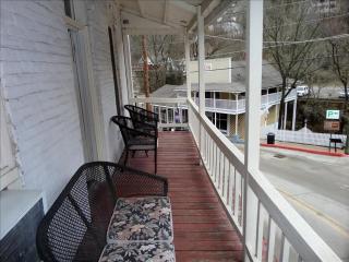 The Moderne Suite Downtown Balcony Parking - 7