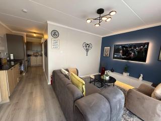 Paddocks Haven 145 Fourways with Power Backup & Aircon - Sandton - 2
