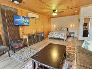 Hot Tub Fire Pit Pet Friendly Close to Lake - 9