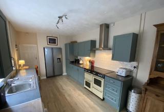 Cardiff - Spacious City 4 Bed Home - 3