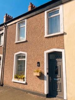 Cardiff - Spacious City 4 Bed Home - 1