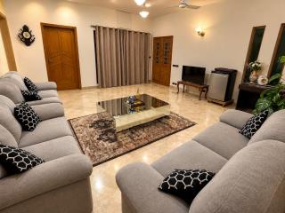 The Luxe Lahore Residence Spacious & Stylish Stay - 5