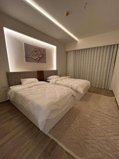 Elegant Lagoon View Retreat Alamein Tower - 2