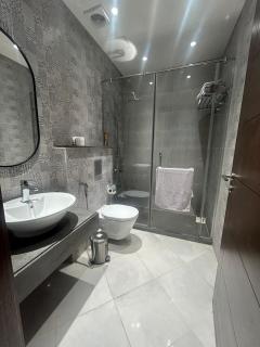 Elegant Lagoon View Retreat Alamein Tower - 1