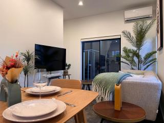 Lichfield Three Bedroom Townhouse with Super King Suite - 7