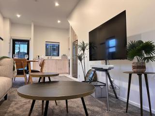 Lichfield Three Bedroom Townhouse with Super King Suite - 4